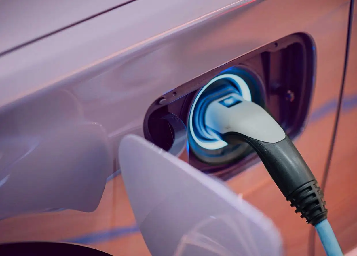 ELECTRIC VEHICLES: WHY SHOULD WE CONSIDER USING THIS FUTURE TECHNOLOGY?