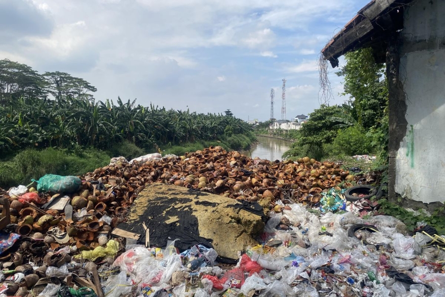 JAVATEKNO - Tumpukan Sampah di Kali PJT Babelan Bekasi Mulai Dibersihkan, DLH Targetkan Selesai 3 Hari